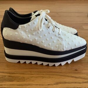 NWOT STELLA MCCARTNEY ELYSE WHITE/black star imprint platforms. Size 38.5